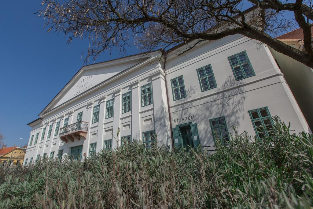 Erzsebet Nagy Szalloda Пакс Екстериор снимка